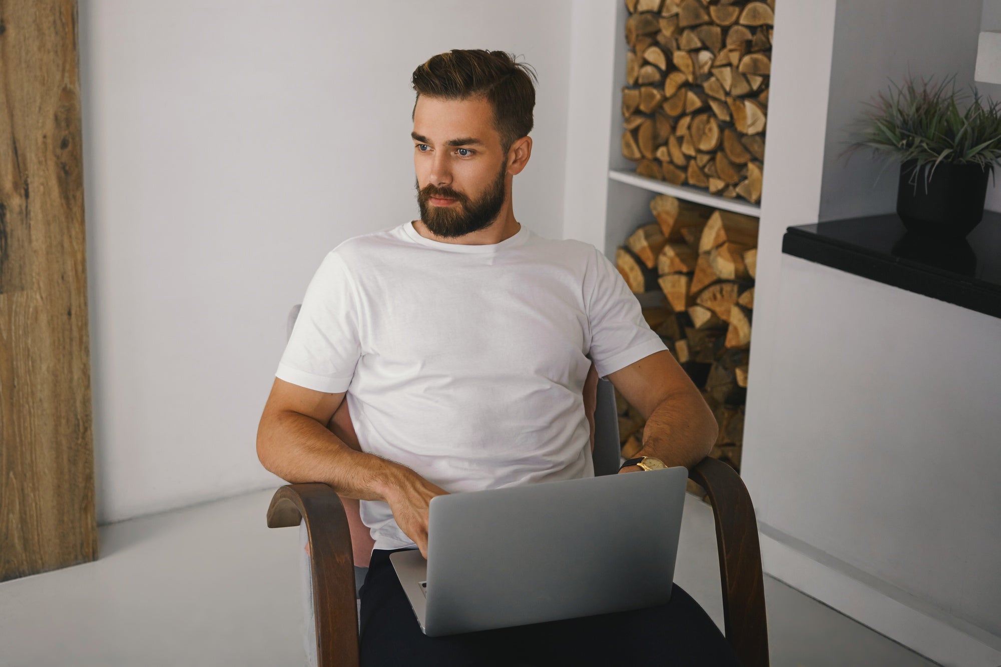 Elegancia híbrida para pantallas y pasillos